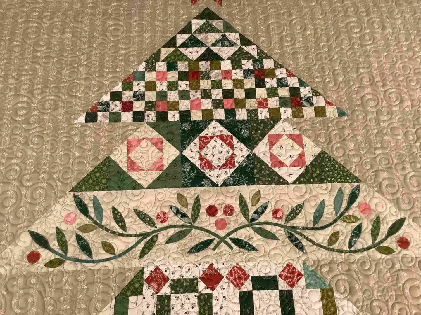 A quilt that is shaped like a christmas tree.